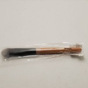 Benefit Cosmetics Foundation Make Up Brush BH46 Wooden Handle Wand